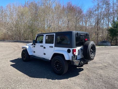 Used 2016 Jeep Wrangler Unlimited Sahara w/ Connectivity Group AWD/4WD image 8