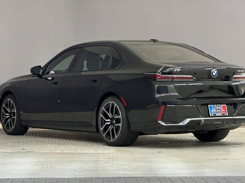 Certified 2023 BMW i7 xDrive60 w/ Executive Package 2 AWD/4WD image 3