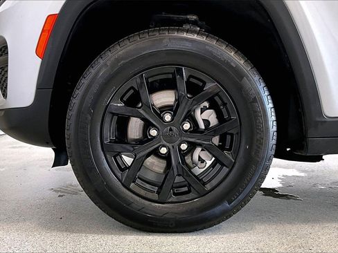 Used 2025 Jeep Grand Cherokee Altitude image 8