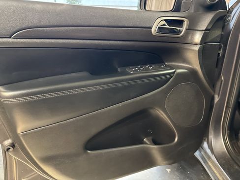 Used 2018 Jeep Grand Cherokee Laredo image 19