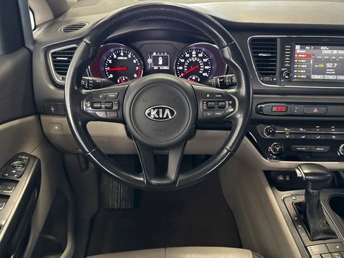Used 2017 Kia Sedona LX w/ LX Essentials Premium Package FWD image 14