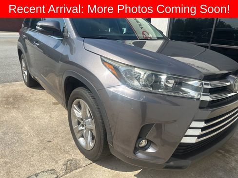 Used 2017 Toyota Highlander Limited FWD image 2