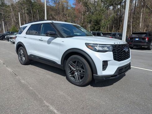 New 2026 Ford Explorer ST-Line w/ ST-Line Street Pack RWD image 2