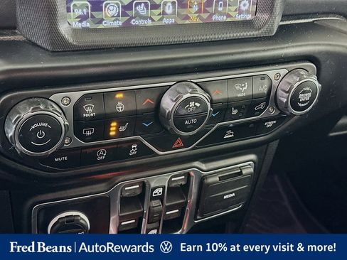 Used 2022 Jeep Wrangler Unlimited Sahara w/ Cold Weather Group AWD/4WD image 17