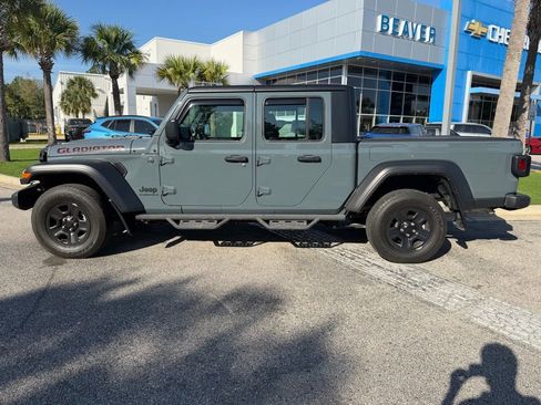 Used 2024 Jeep Gladiator Sport image 8
