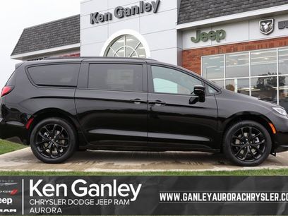 New 2026 Chrysler Pacifica Limited w/ Uconnect Theater Family Group