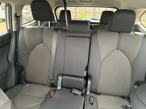 Used 2025 Toyota Highlander LE FWD image 35