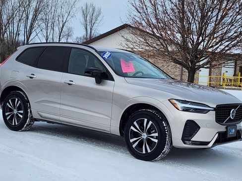 Used 2025 Volvo XC60 B5 Core image 2