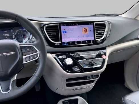 Used 2024 Chrysler Pacifica Touring-L FWD image 7