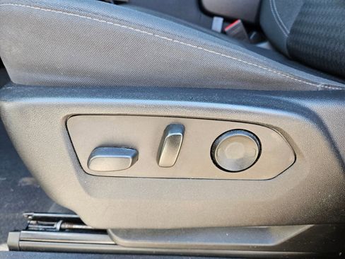 Used 2022 GMC Yukon XL SLE image 24