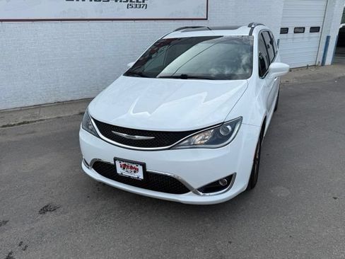 Used 2019 Chrysler Pacifica Touring-L FWD image 2