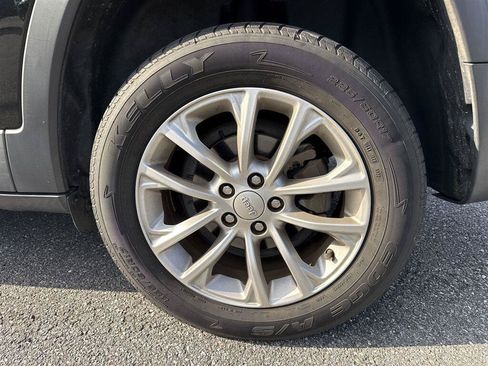 Used 2019 Jeep Cherokee Latitude w/ Cold Weather Group FWD image 11