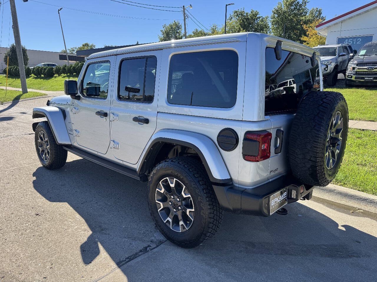 Used 2024 Jeep Wrangler Unlimited Sahara w/ Technology Group AWD/4WD image 3