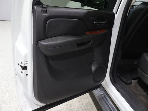 Used 2011 GMC Yukon XL SLT w/ SLT-2 Equipment Package AWD/4WD image 18