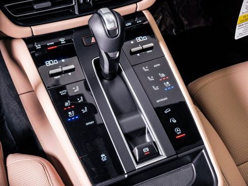 Certified 2025 Porsche Macan image 24