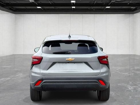 Used 2025 Chevrolet Trax LS w/ LS Convenience Package FWD image 4
