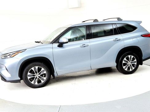 Certified 2022 Toyota Highlander XLE image 3