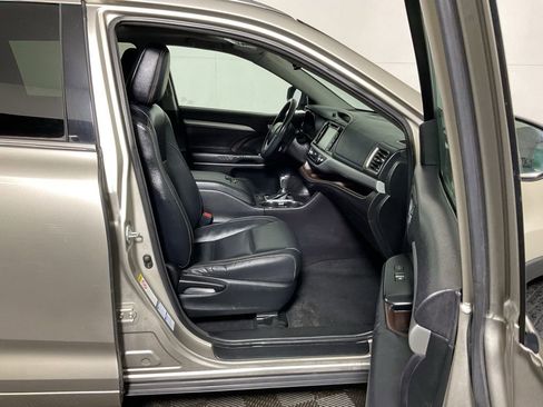 Used 2016 Toyota Highlander XLE image 30