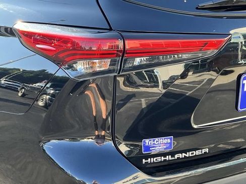 Used 2021 Toyota Highlander XLE AWD/4WD image 5