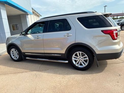 Used 2017 Ford Explorer XLT w/ Equipment Group 202A FWD image 9