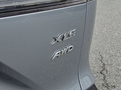 Used 2025 Toyota Corolla Cross XLE AWD/4WD image 32