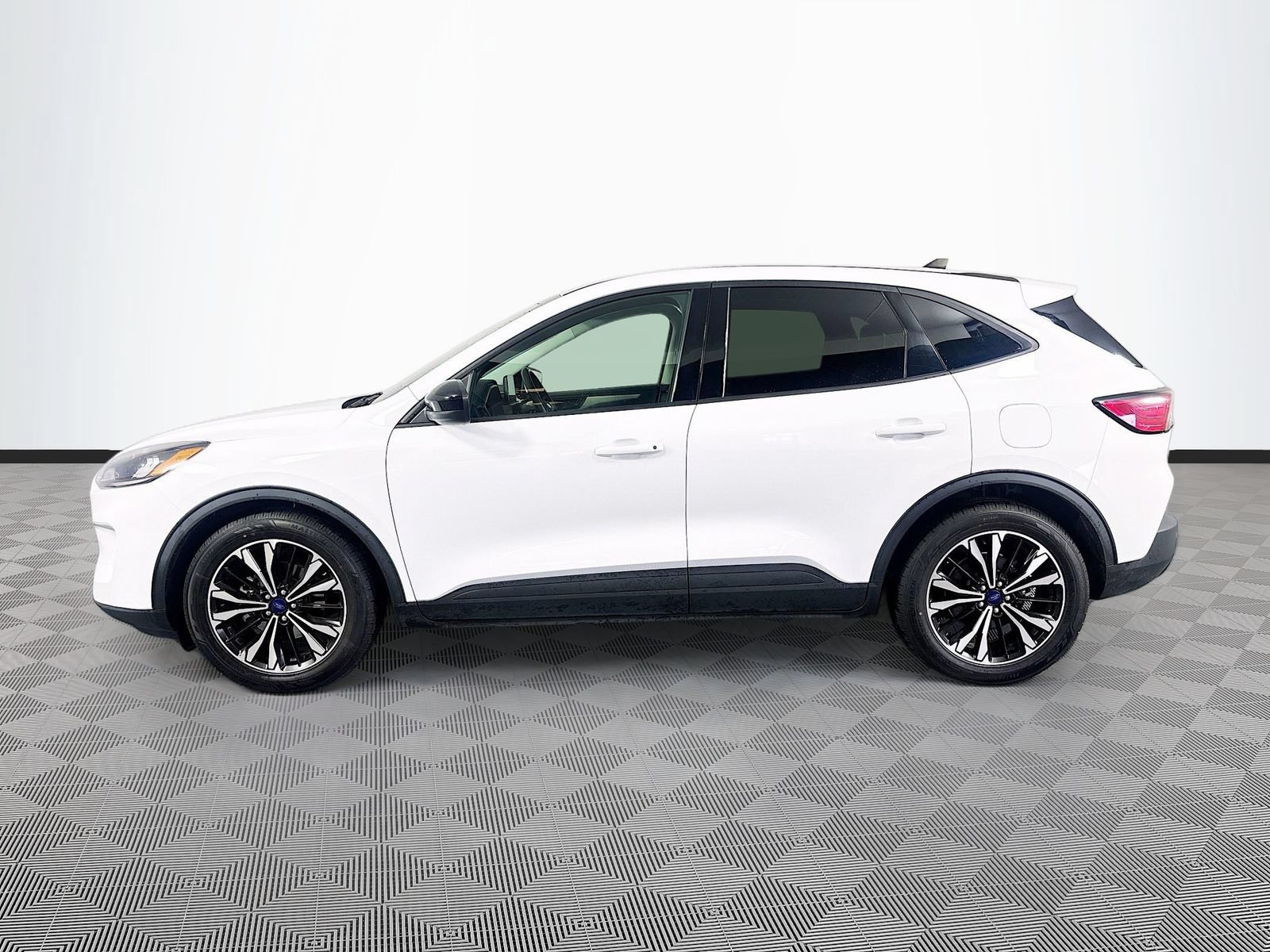 Used 2022 Ford Escape SE w/ SE Sport Appearance Package FWD image 4