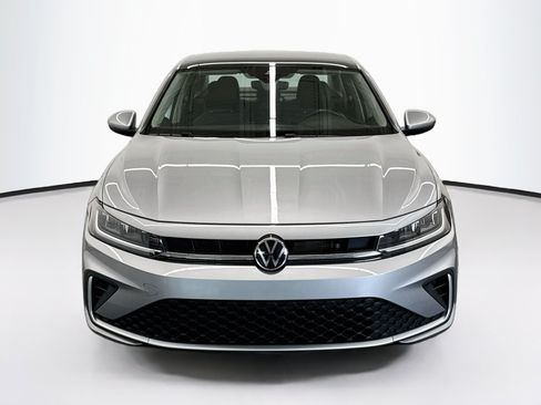 Used 2025 Volkswagen Jetta SE FWD image 2