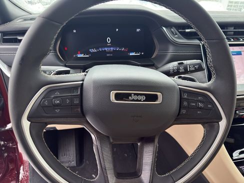 Used 2023 Jeep Grand Cherokee Limited image 16