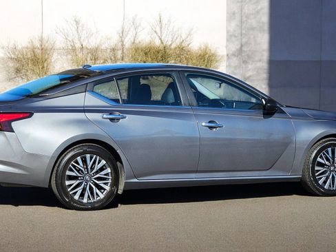 Used 2024 Nissan Altima 2.5 SV image 10