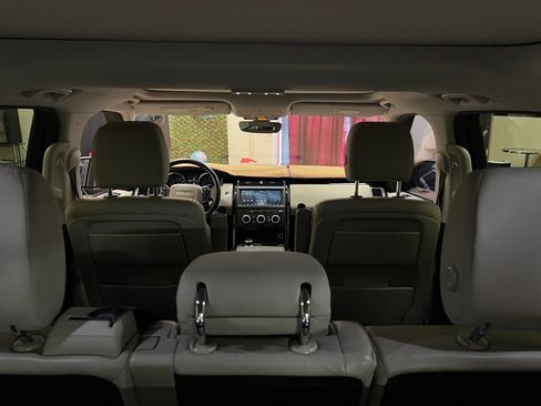 Used 2018 Land Rover Discovery SE image 14
