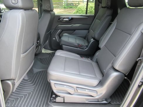 Used 2025 Chevrolet Suburban Z71 w/ Comfort Package AWD/4WD image 37