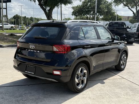 Used 2025 Hyundai Venue SEL FWD image 5