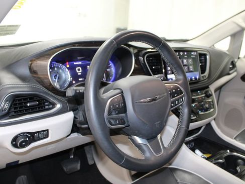 Used 2023 Chrysler Pacifica Limited FWD image 16
