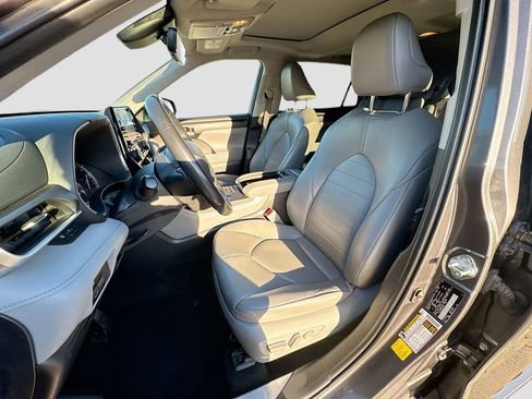 Used 2022 Toyota Highlander XLE image 26