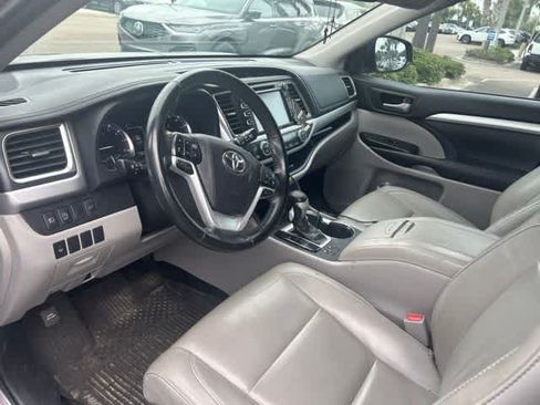 Used 2017 Toyota Highlander XLE FWD image 22