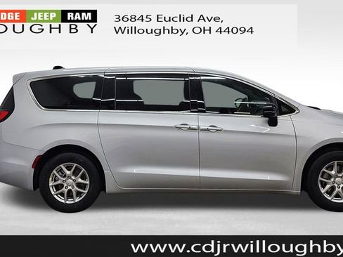 New 2026 Chrysler Pacifica Select image 4