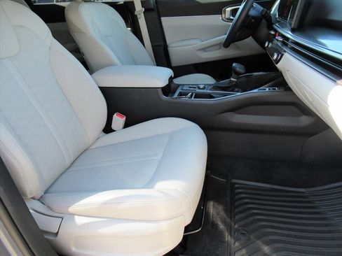 Used 2025 Kia Sorento S w/ Panoramic Sunroof Package image 9