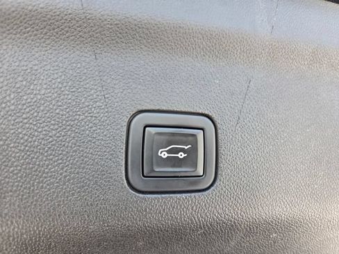 Used 2021 Chevrolet Suburban LT RWD image 19