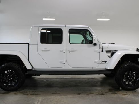 Used 2023 Jeep Gladiator Overland image 11