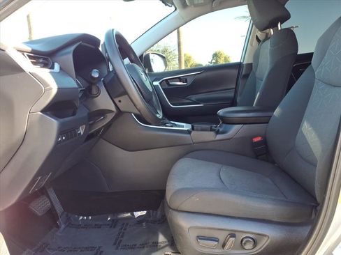 Used 2021 Toyota RAV4 XLE image 19