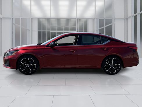 Used 2024 Nissan Altima 2.5 SR FWD image 3