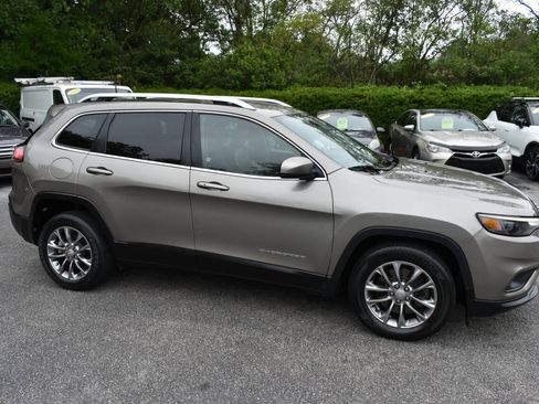 Used 2019 Jeep Cherokee Latitude Plus w/ Comfort/Convenience Group FWD image 41