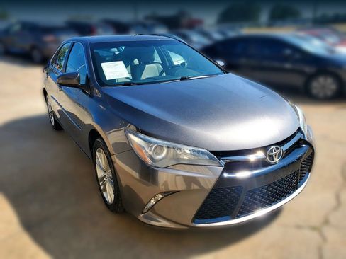 Used 2017 Toyota Camry SE w/ Moonroof Package FWD image 20