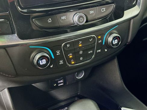 Used 2023 Chevrolet Traverse RS FWD image 27