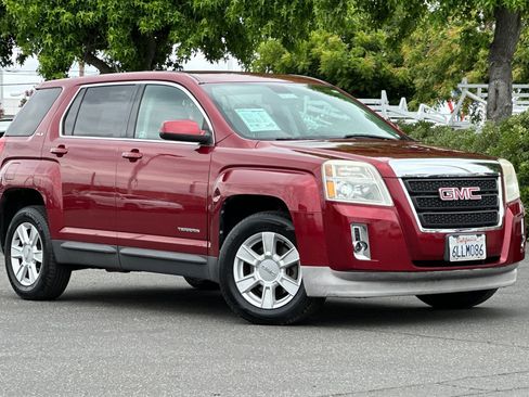 Used 2010 GMC Terrain SLE FWD image 2