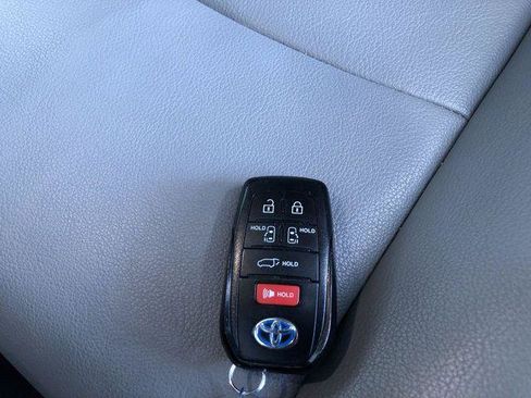 Certified 2025 Toyota Sienna XLE FWD image 32