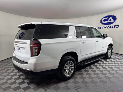 Used 2023 Chevrolet Suburban LT image 3