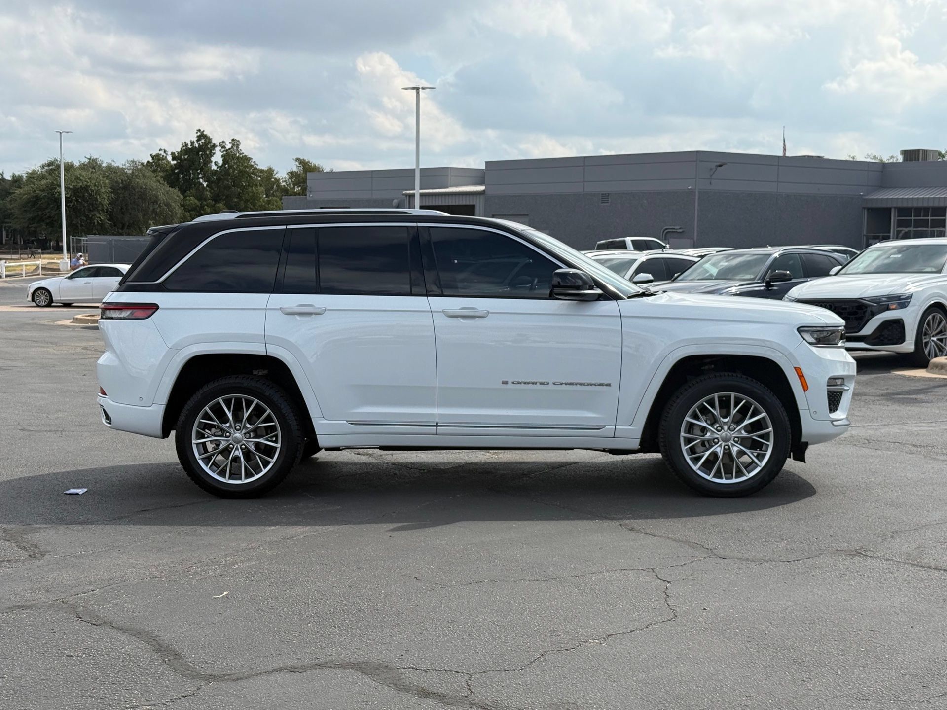 Used 2023 Jeep Grand Cherokee Summit RWD image 4