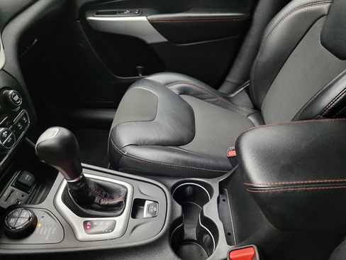 Used 2018 Jeep Cherokee Trailhawk w/ Cold Weather Group image 26