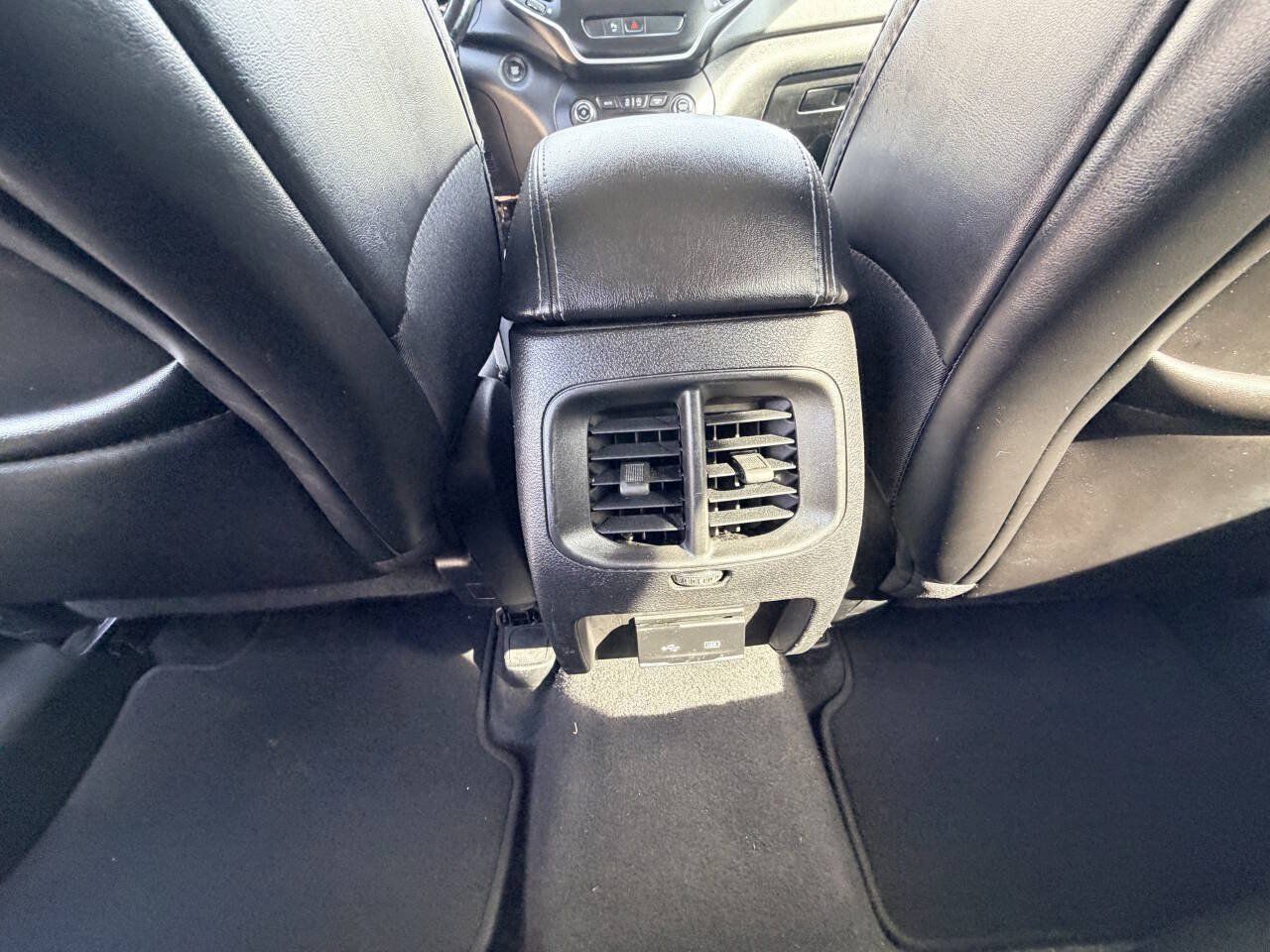 Used 2019 Jeep Cherokee Latitude Plus w/ Cold Weather Group AWD/4WD image 50